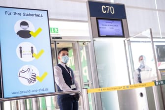Abstand halten, Maske tragen: Flugreisende müssen sich in diesem Sommer an strenge Regeln halten, um eine erneute, größere Ausbreitung des Coronavirus zu verhindern.