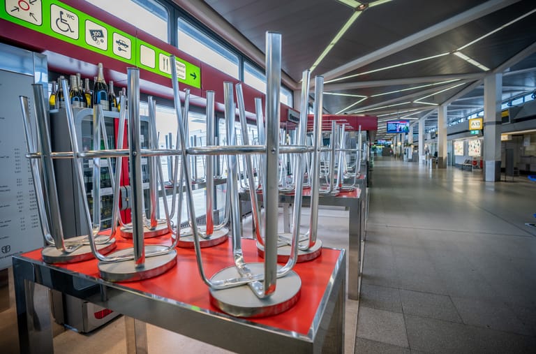 Hochgestellte Stühle am Flughafen Tegel: Auch weiterhin müssen Passagiere an den deutschen Airports mit eingeschränktem Gastronomie-Angebot rechnen.