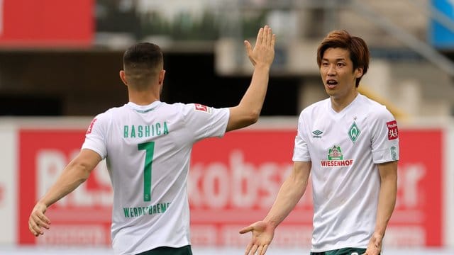 Yuya Osako (r) und Milot Rashica sollen Werder zum Klassenerhalt schießen. Yuya Osako (r) und Milot Rashica sollen Werder zum Klassenerhalt schießen.