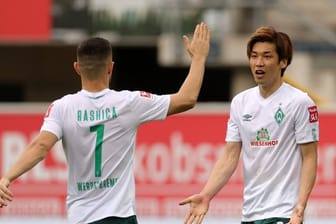 Yuya Osako (r) und Milot Rashica sollen Werder zum Klassenerhalt schießen.