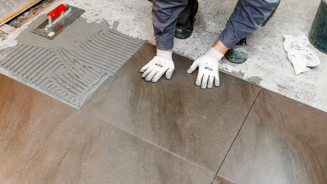 Sanieren Mieter zum Beispiel das Badezimmer, können sie für daraus folgende Schäden am Haus in Anspruch genommen werden.