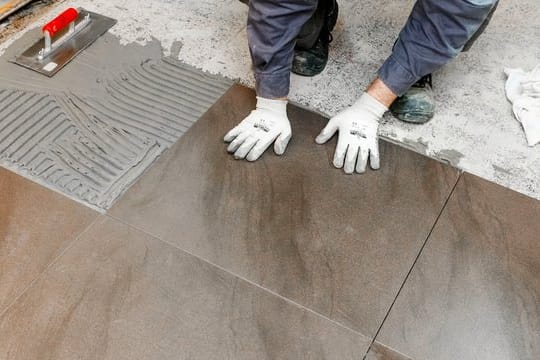 Sanieren Mieter zum Beispiel das Badezimmer, können sie für daraus folgende Schäden am Haus in Anspruch genommen werden.