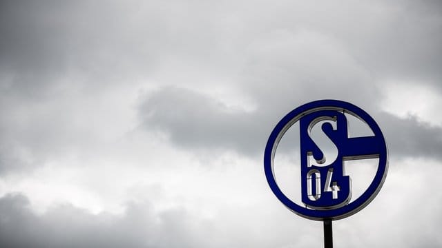 Die NRW-Landesregierung hat laut Ministerpräsident Armin Laschet keine Entscheidung über eine Bürgschaft für den FC Schalke 04 getroffen. Die NRW-Landesregierung hat laut Ministerpräsident Armin Laschet keine Entscheidung über eine Bürgschaft für den FC Schalke 04 getroffen.