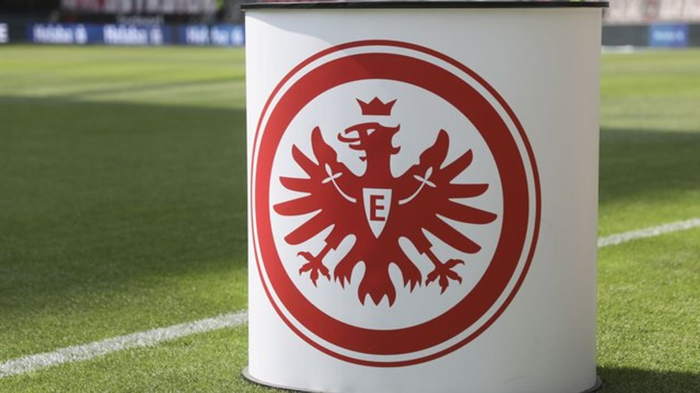 Das Wappen von Eintracht Frankfurt im Stadion (Symbolbild): Ab dem 1. Juli heißt die Arena offiziell "Deutsche Bank Park".