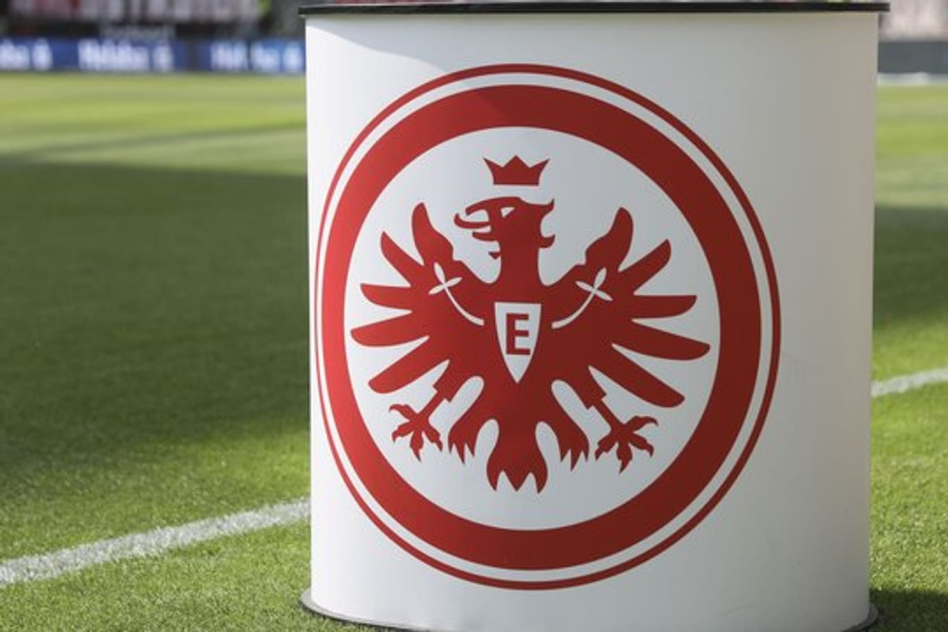Das Wappen von Eintracht Frankfurt im Stadion (Symbolbild): Ab dem 1. Juli heißt die Arena offiziell "Deutsche Bank Park".