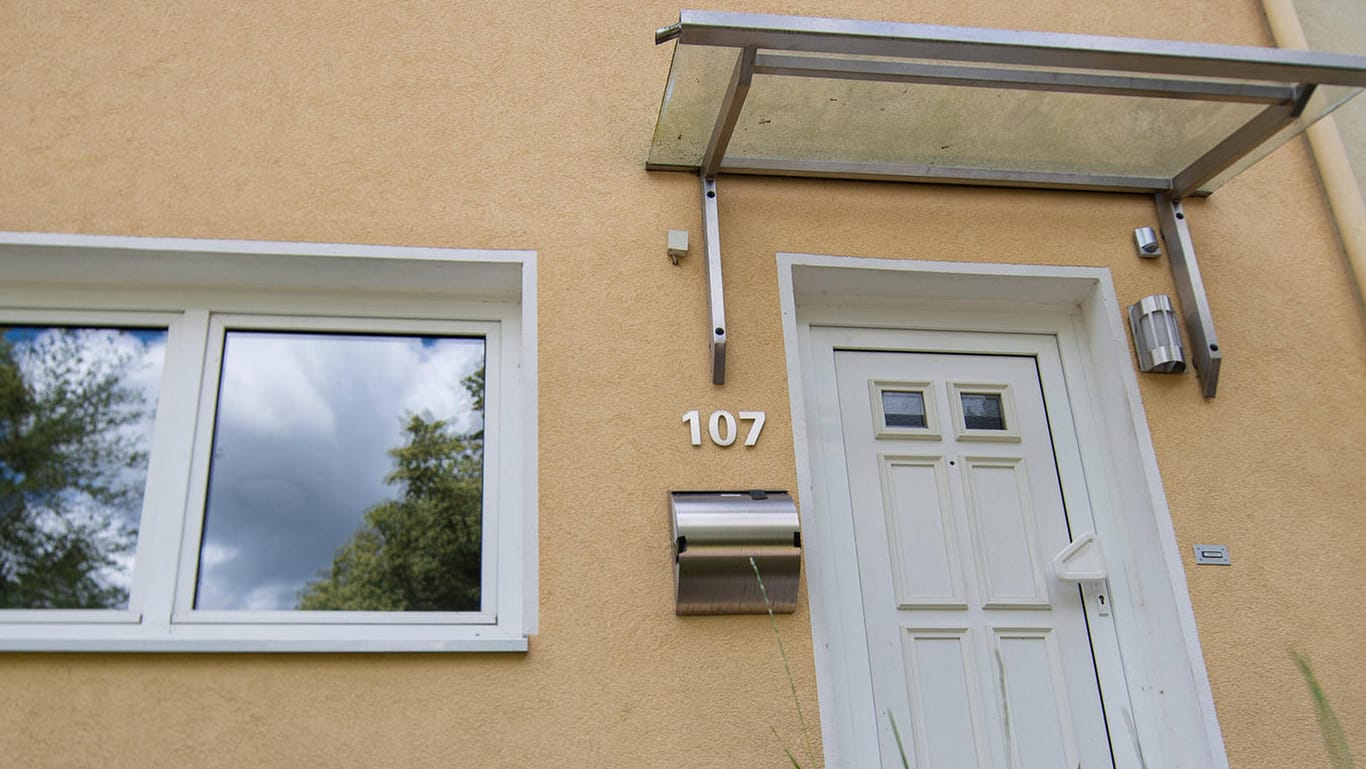Blick auf einen Hauseingang: In Karlsruhe werden keine Corona-Tests an der Haustür durchgeführt.
