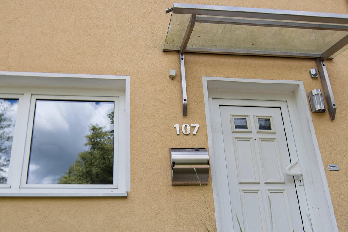 Blick auf einen Hauseingang: In Karlsruhe werden keine Corona-Tests an der Haustür durchgeführt.