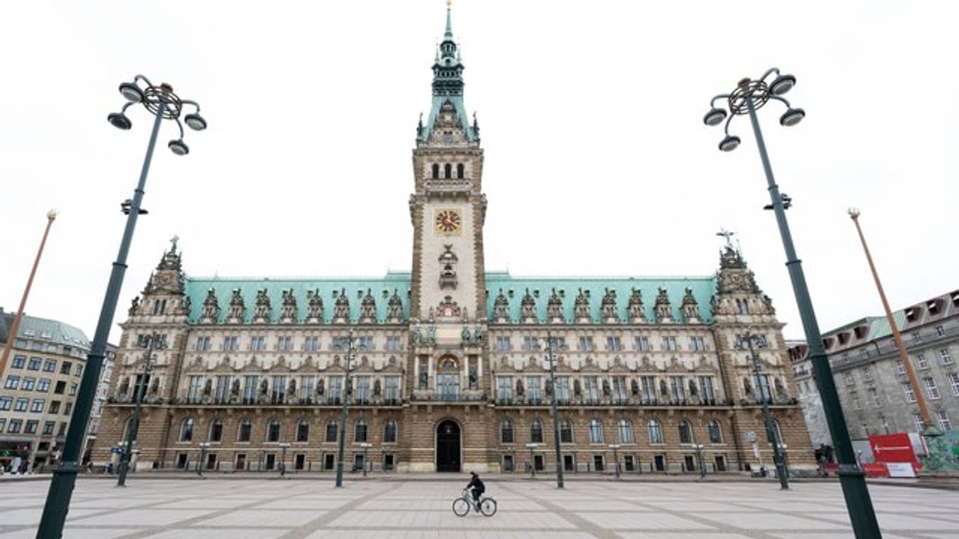 Das Hamburger Rathaus: Der Senat hat weitere Corona-Lockerungen beschlossen.