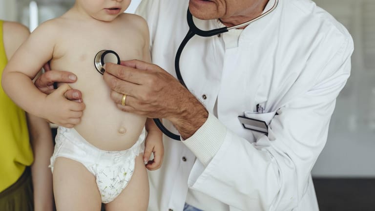 Kinderarzt: Die neue Kinderkrankheit äußert sich nicht mit Atemwegsbeschwerden wie Covid-19.