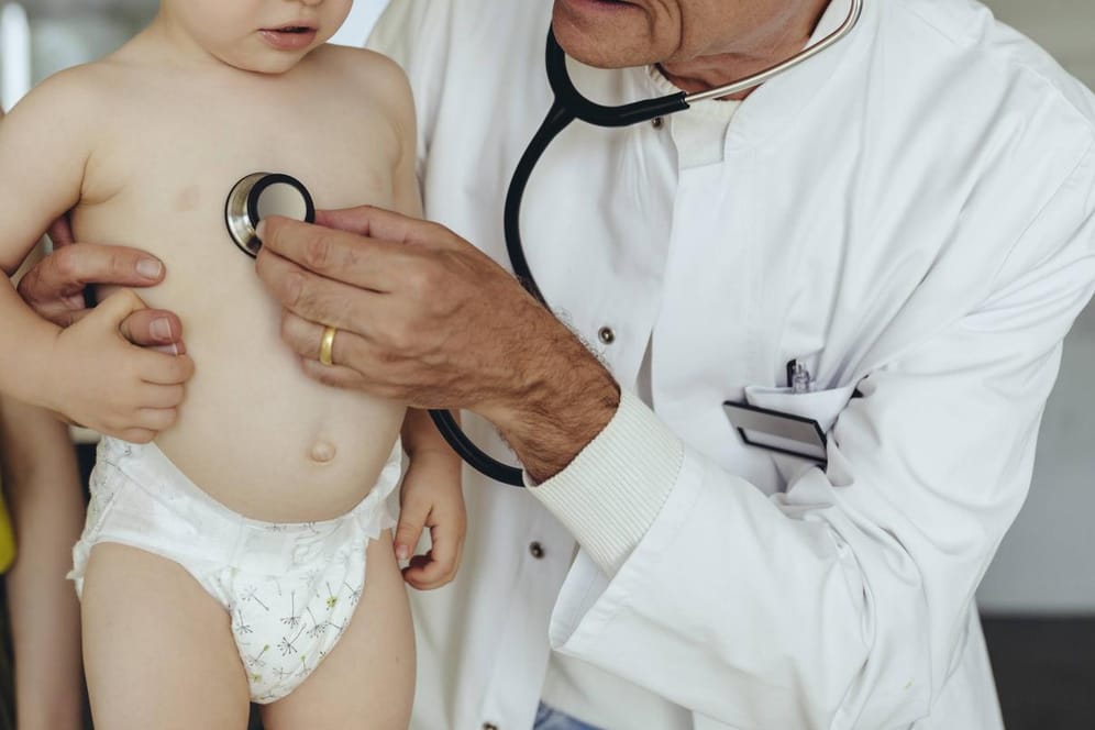 Kinderarzt: Die neue Kinderkrankheit äußert sich nicht mit Atemwegsbeschwerden wie Covid-19.