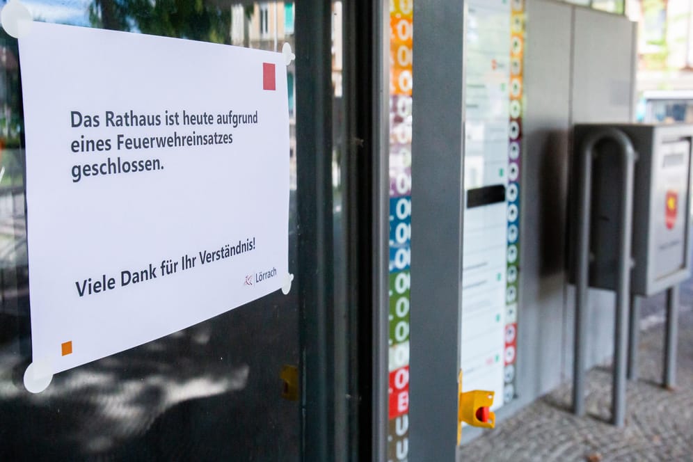 Hinweisschild am Rathaus von Lörrach: Das Gebäude wurde wegen eines Giftalarms teilweise geräumt.