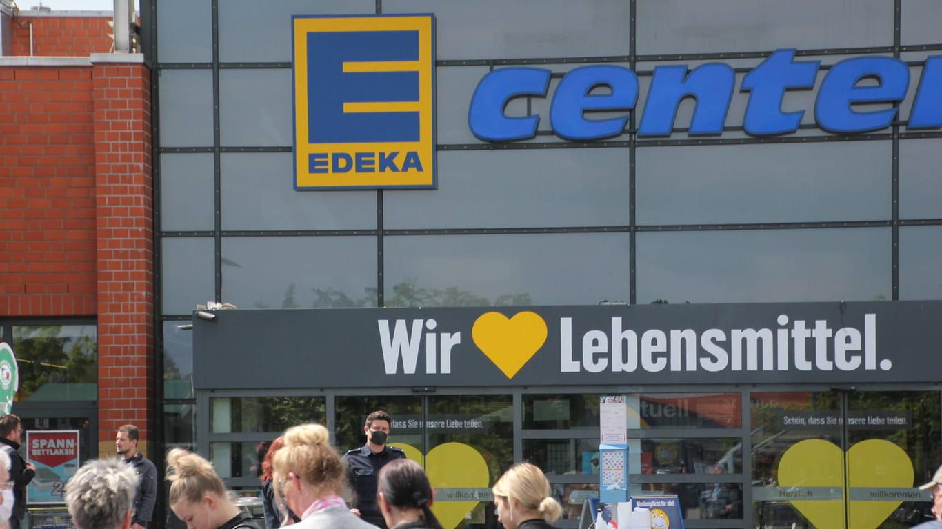 Ein Edeka-Markt in Salzgitter (Symbolbild): Die Handelskette schneidet in einem Ranking in Bezug auf Menschenrechte schlecht ab.