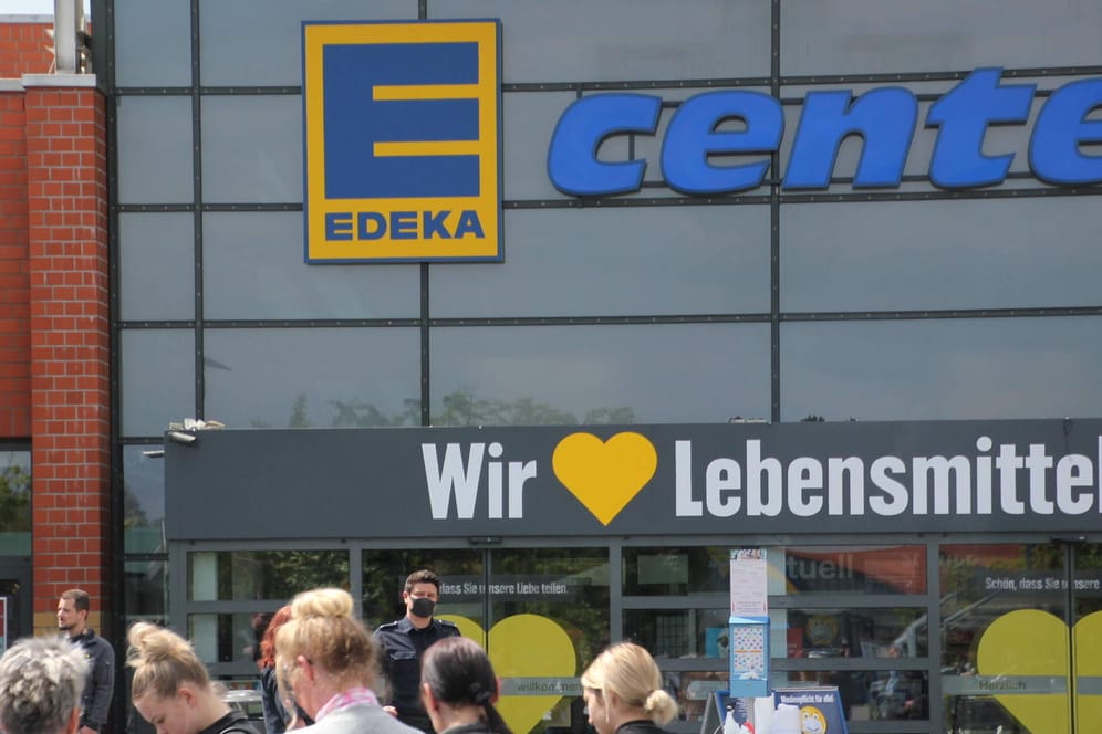 Ein Edeka-Markt in Salzgitter (Symbolbild): Die Handelskette schneidet in einem Ranking in Bezug auf Menschenrechte schlecht ab.