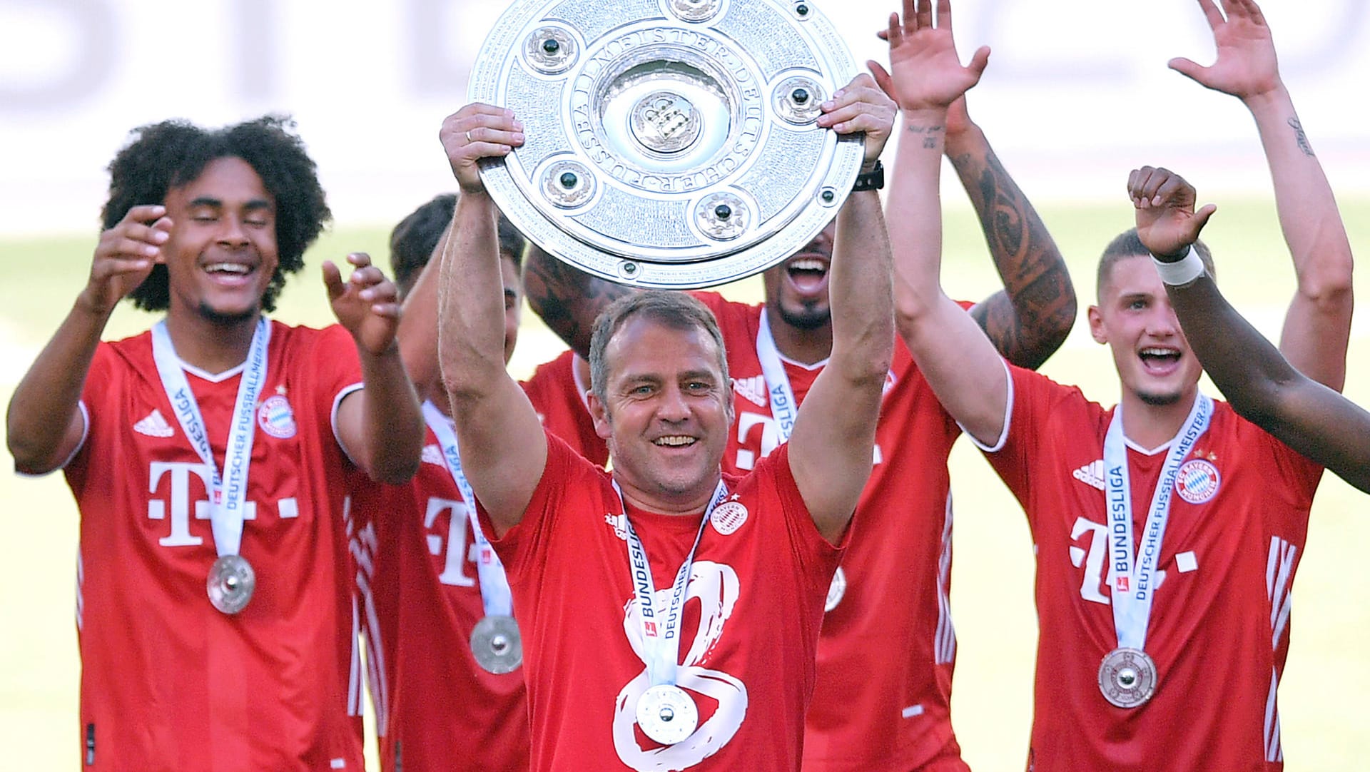 Hoch die Schale: Hansi Flick (vo.) holte mit den Bayern die 30. Meisterschaft. Dabei knackte das Team zahlreiche Rekorde. Hoch die Schale: Hansi Flick (vo.) holte mit den Bayern die 30. Meisterschaft. Dabei knackte das Team zahlreiche Rekorde.