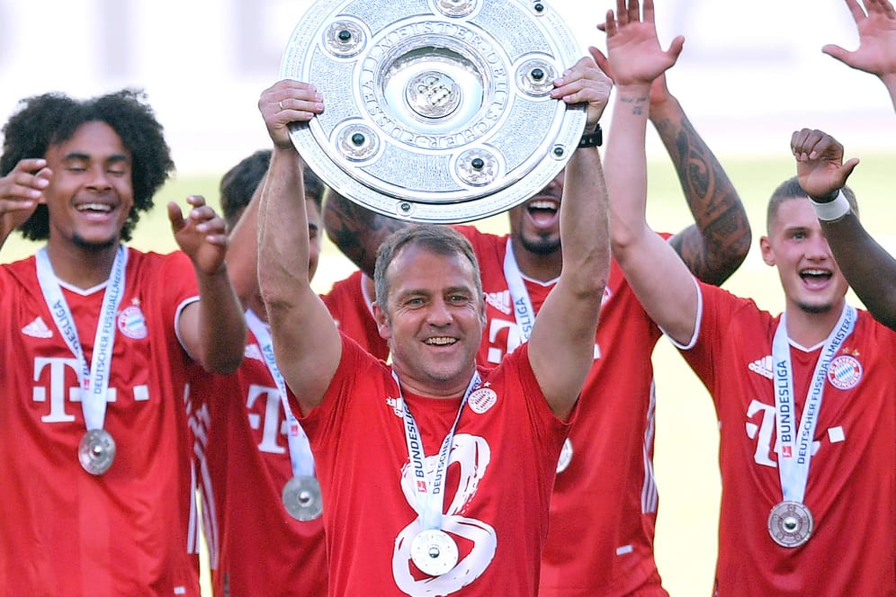 Hoch die Schale: Hansi Flick (vo.) holte mit den Bayern die 30. Meisterschaft. Dabei knackte das Team zahlreiche Rekorde.