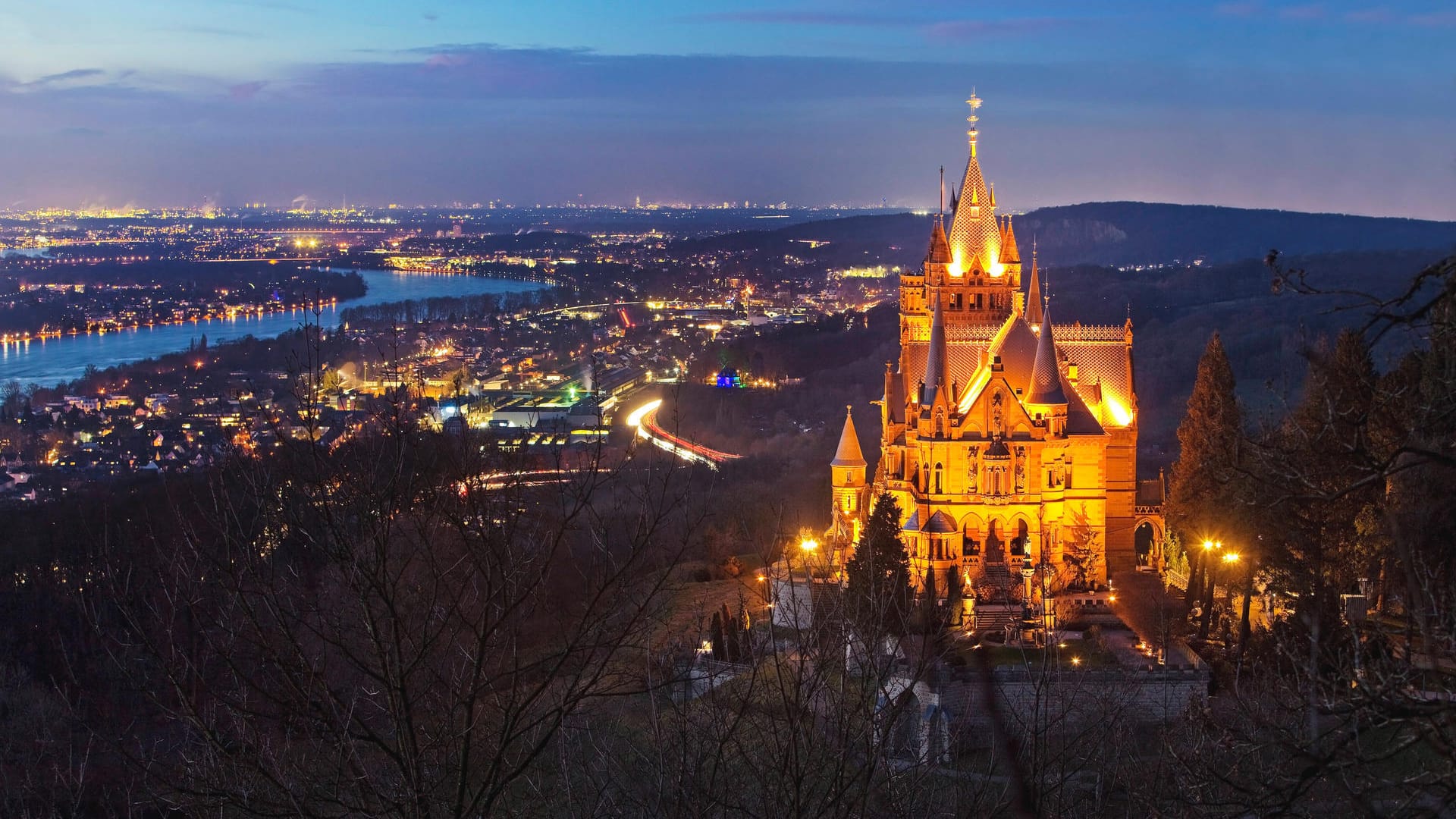 Das beleuchtete Schloss Drachenburg am Abend: Das Schloss ist nur eines der einzigartigen Orte, die das Siebengebirge zu bieten hat.