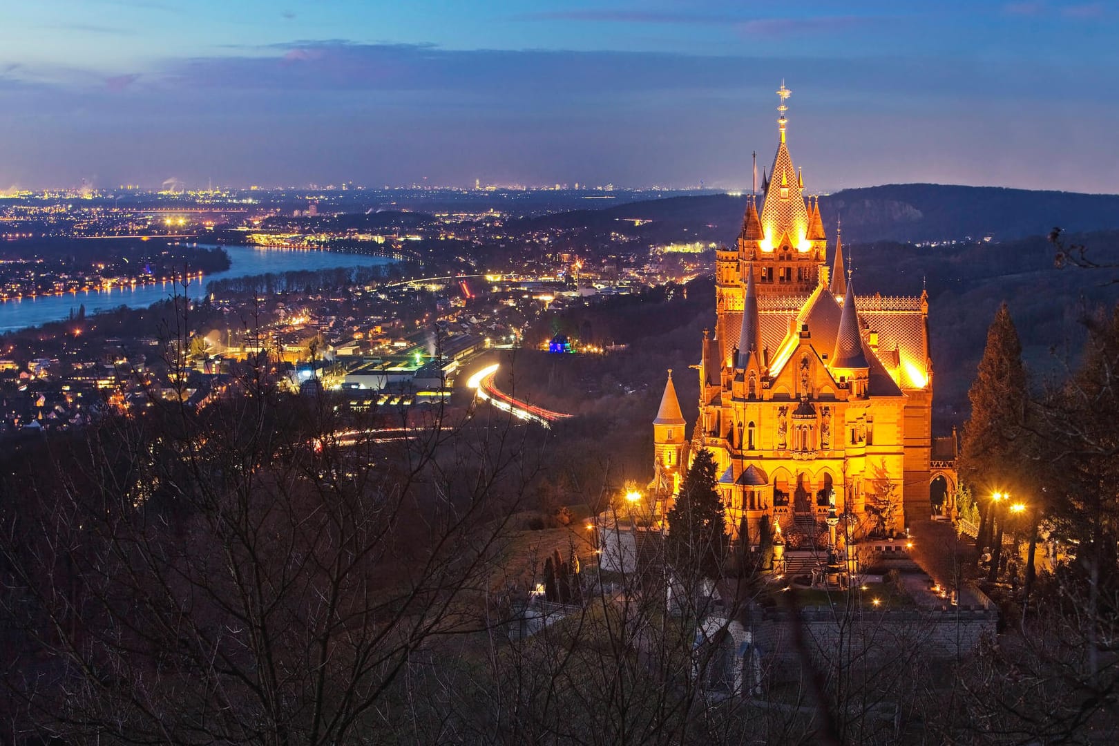 Das beleuchtete Schloss Drachenburg am Abend: Das Schloss ist nur eines der einzigartigen Orte, die das Siebengebirge zu bieten hat.