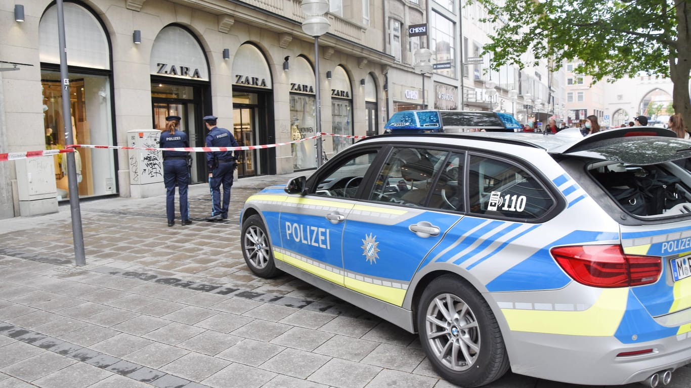Einsatzfahrzeug der Polizei in München (Symbolbild): Unbekannte haben einen vermeintlichen Streifenwagen besprüht.