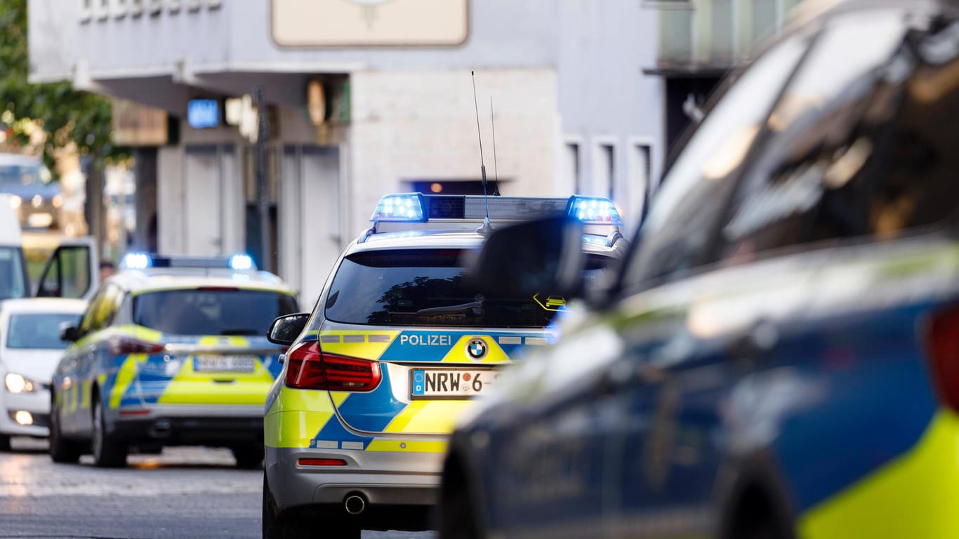 Polizeiwagen bei einem Einsatz (Symbolbild): In Köln ist ein Mann nach einer Kontrolle ausgerastet.