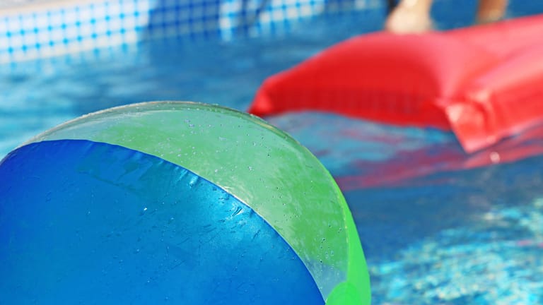 Symbolbild Swimmingpool: Eine Vierjährige ist nach zwei Tagen im Krankenhaus gestorben.