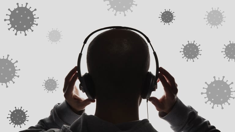 Ein Mann mit Kopfhörern: Wer sich über das Coronavirus informieren will, findet im Internet viele Podcasts zum Thema.