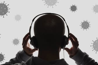 Ein Mann mit Kopfhörern: Wer sich über das Coronavirus informieren will, findet im Internet viele Podcasts zum Thema.