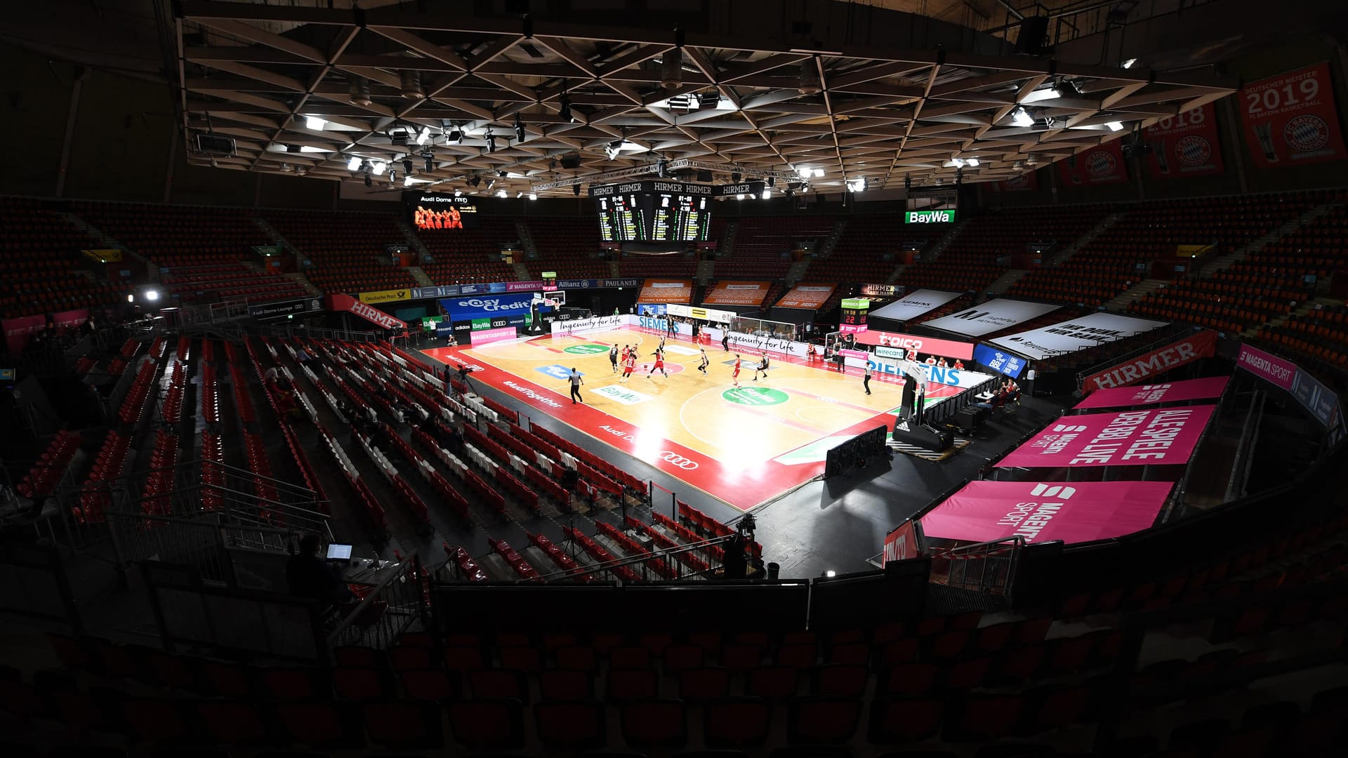 Leere Ränge beim Finalturnier der BBL: Um unter anderem fehlende Zuschauereinnahmen zu kompensieren, hat der Bund ein Hilfspaket für deutsche Profi-Ligen beschlossen. Leere Ränge beim Finalturnier der BBL: Um unter anderem fehlende Zuschauereinnahmen zu kompensieren, hat der Bund ein Hilfspaket für deutsche Profi-Ligen beschlossen.