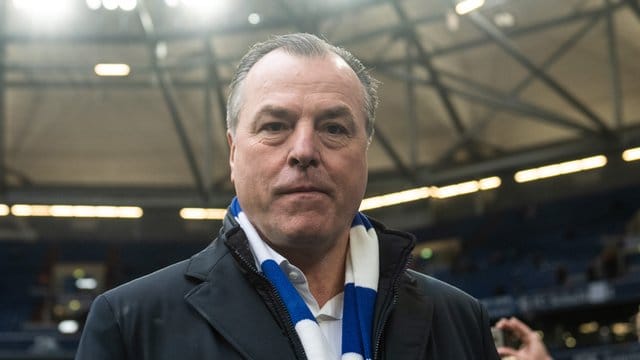 Clemens Tönnies tritt als Aufsichtsratsvorsitzender beim FC Schalke 04 zurück.