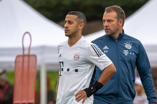 Trainer Hansi Flick (r) hofft auf einen Einsatz von Thiago (l) im Pokalfinale.