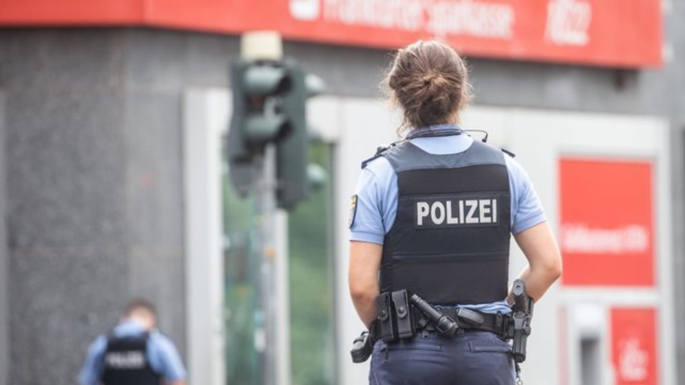 Eine Polizistin steht in der Düsseldorfer Straße nahe des Frankfurter Hauptbahnhofs: Das Viertel steht im Fokus der Polizeiarbeit.