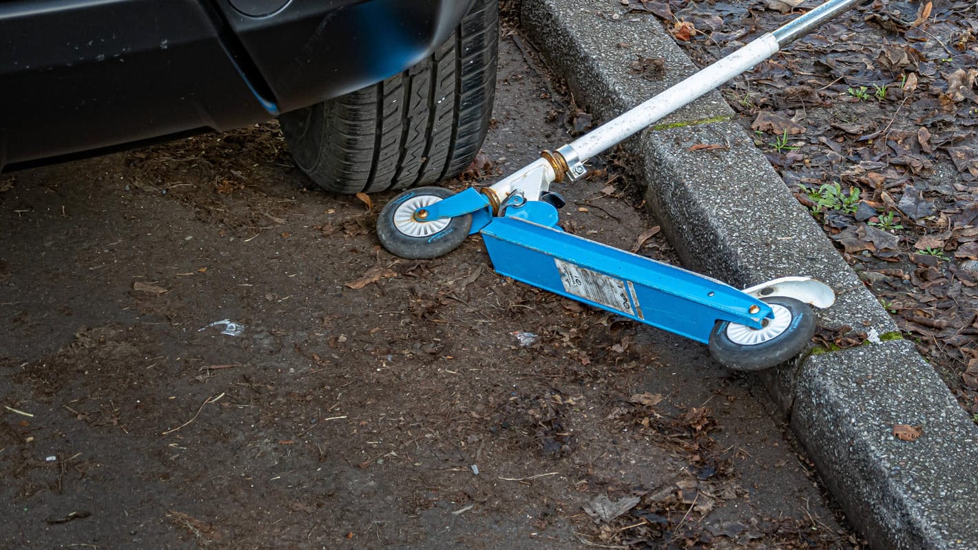 Kinderroller hinter einem Auto: In Nürnberg ist ein 12-Jähriger auf seinem Roller verunglückt. Kinderroller hinter einem Auto: In Nürnberg ist ein 12-Jähriger auf seinem Roller verunglückt.