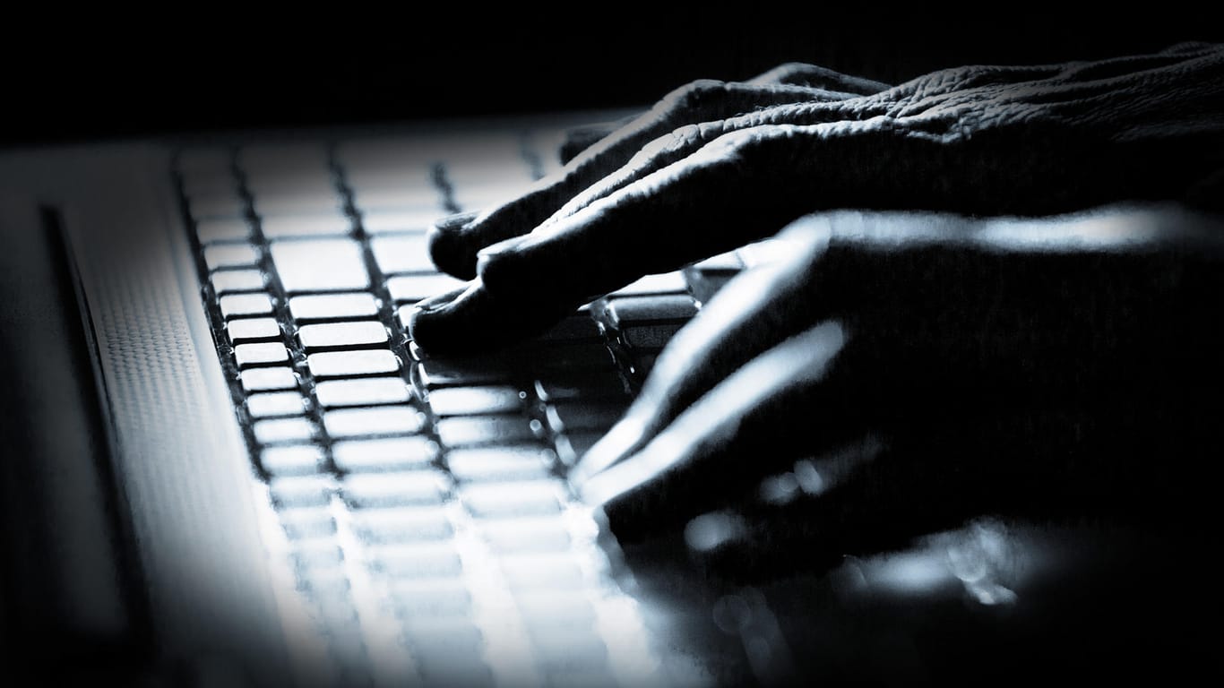 Ein Mann an einem Laptop (Symbolbild): Vorsicht vor falschen t-online.de-Mails.