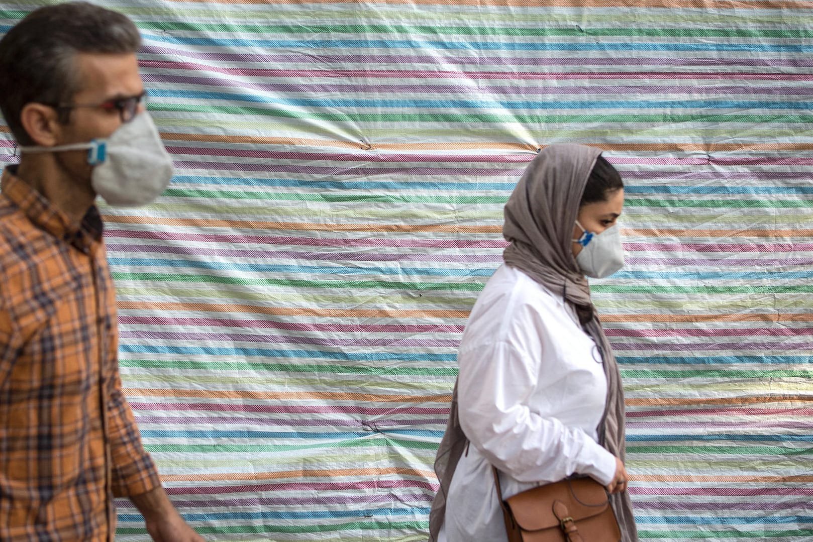 Menschen mit Masken in den Straßen Teherans: Im Iran steigen die Fallzahlen.