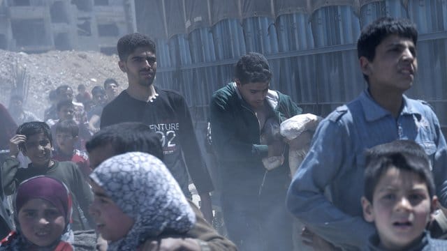 Im syrischen Duma werden - hier im Jahr 2018 im Auftrag der Regierung - Lebensmittel ausgeteilt. Im syrischen Duma werden - hier im Jahr 2018 im Auftrag der Regierung - Lebensmittel ausgeteilt.