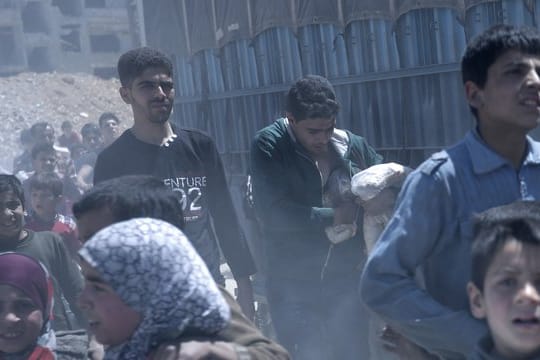 Im syrischen Duma werden - hier im Jahr 2018 im Auftrag der Regierung - Lebensmittel ausgeteilt.