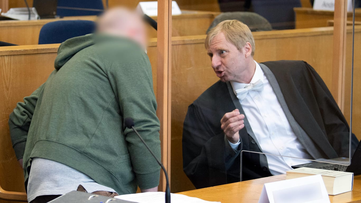 Markus H., Mitangeklagter im Mordfall Lübcke unterhält sich mit seinem Verteidiger Björn Clemens (r).