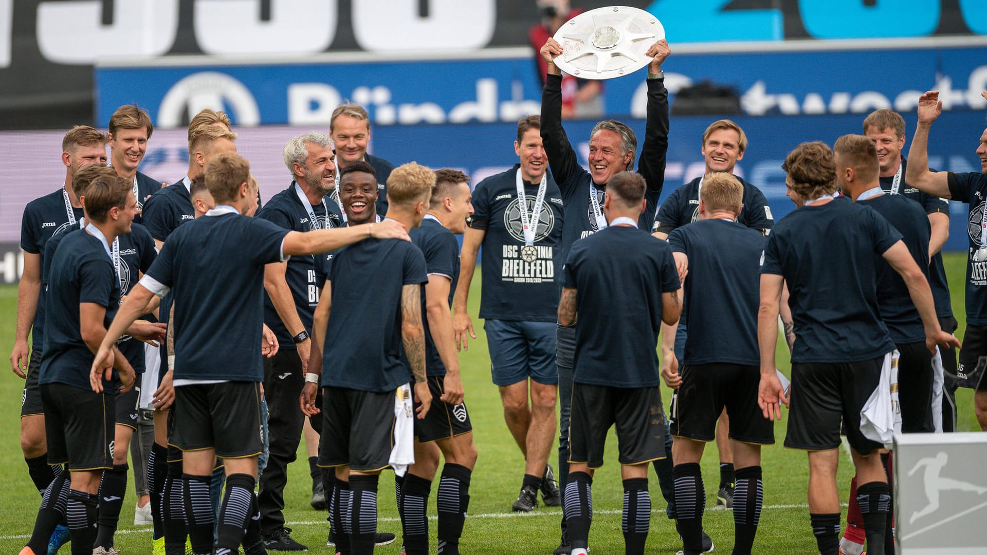 Arminia Bielefeld: Bei der Übergabe der Meisterschale zum Titel in der 2. Liga.