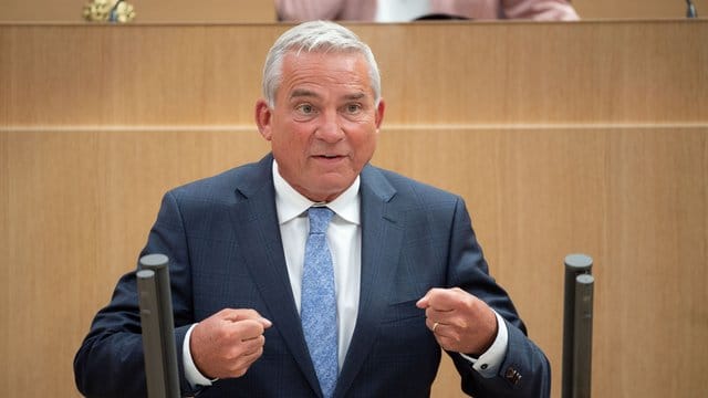 Thomas Strobl, CDU-Innenminister von Baden-Württemberg: Er will Polizisten mit Schlagstöcken ausstatten.