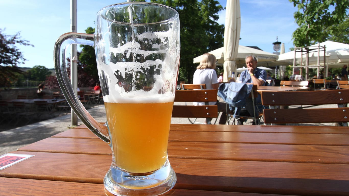 Bierverbrauch: Die Deutschen trinken immer weniger Bier. Gleichzeitig liegen alkoholarme beziehungsweise -freie Sorten im Trend.