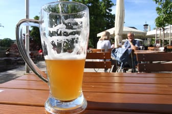 Bierverbrauch: Die Deutschen trinken immer weniger Bier. Gleichzeitig liegen alkoholarme beziehungsweise -freie Sorten im Trend.