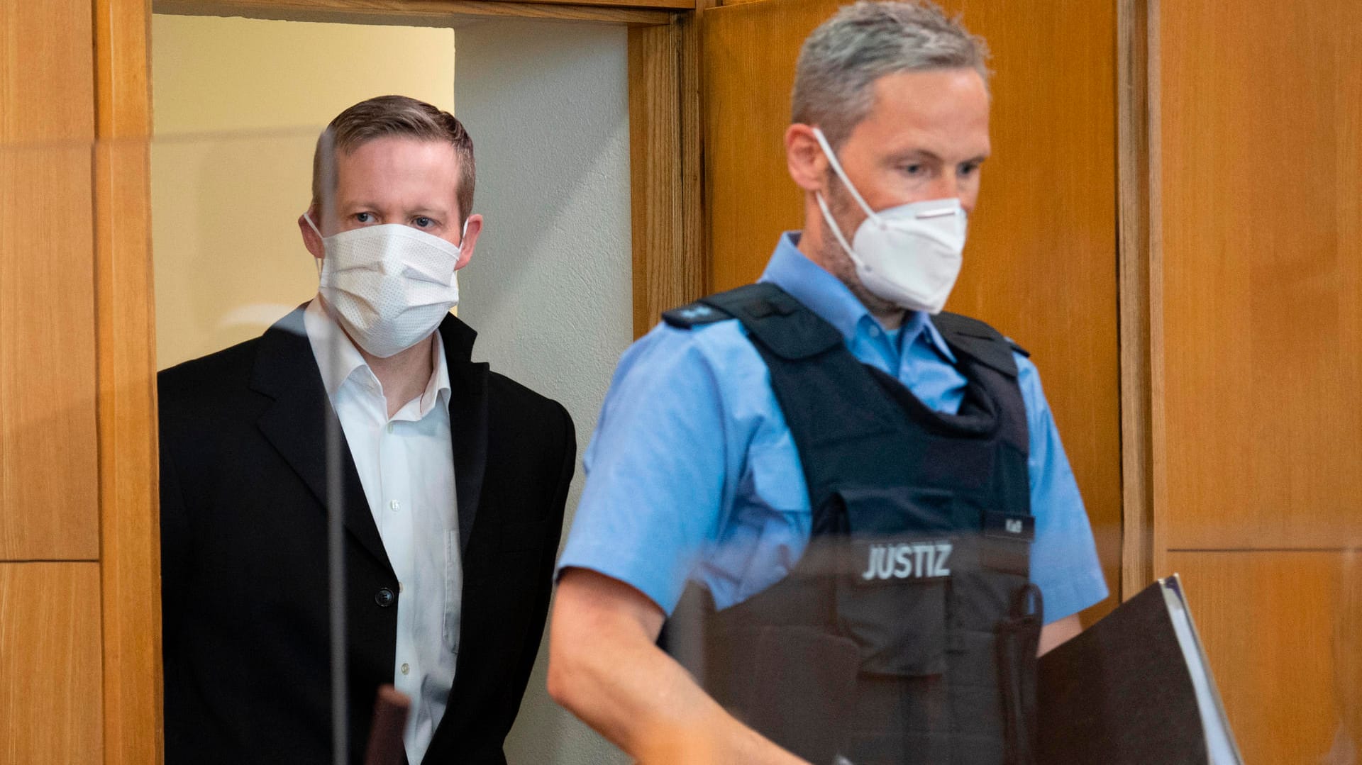 Prozess um Lübcke-Mord: Ein Justizwachtmeister führt den Hauptangeklagten Stephan E. in den Gerichtssaal. Prozess um Lübcke-Mord: Ein Justizwachtmeister führt den Hauptangeklagten Stephan E. in den Gerichtssaal.