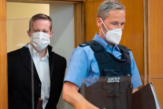Prozess um Lübcke-Mord: Ein Justizwachtmeister führt den Hauptangeklagten Stephan E. in den Gerichtssaal.