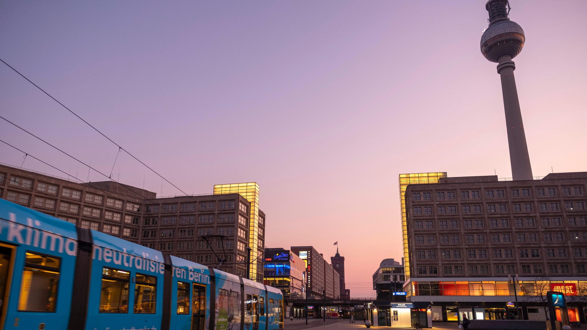 Alexanderplatz mit Fernsehturm in Berlin: Im März vergangenen Jahres ist ein Litauer hier erstochen worden. Nun gibt es neue Hinweise.