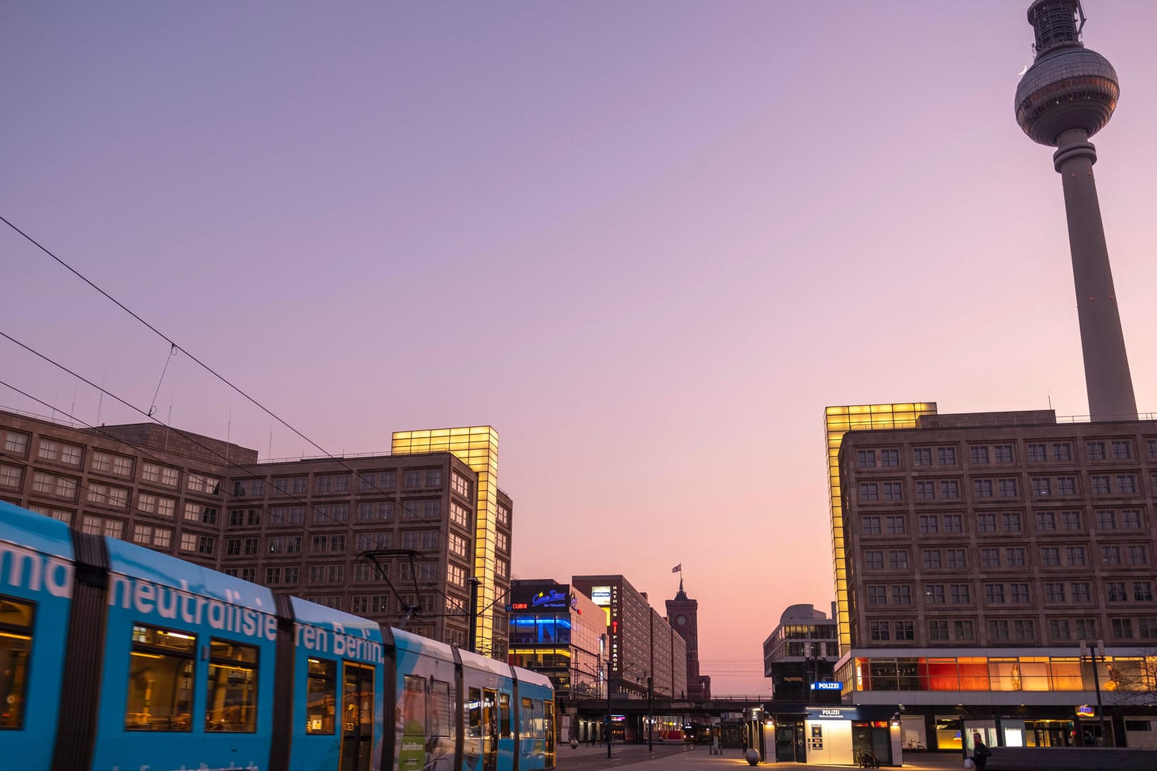 Alexanderplatz mit Fernsehturm in Berlin: Im März vergangenen Jahres ist ein Litauer hier erstochen worden. Nun gibt es neue Hinweise.