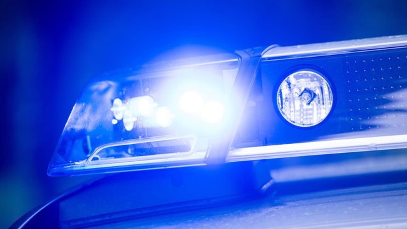 Blaulicht leuchtet an einer Polizeistreife: Die Polizei konnte die Verdächtige in einem Missbrauchsfall in Berlin festnehmen.