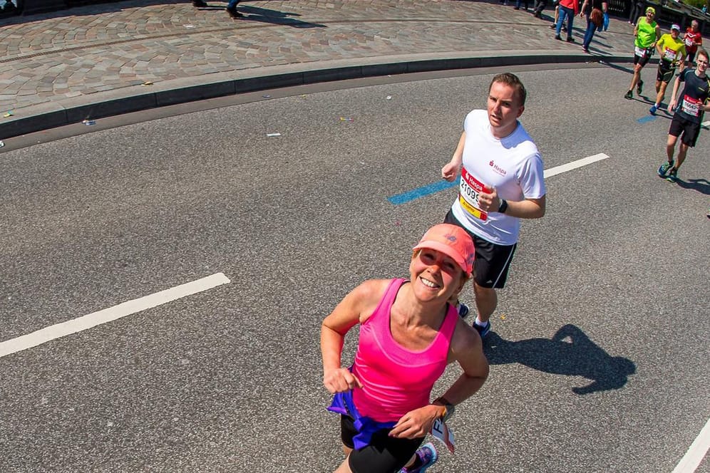 Läufer beim Haspa Marathon Hamburg an der Alster: Der Hamburger Marathon ist der größte Frühjahrsmarathon in Hamburg.