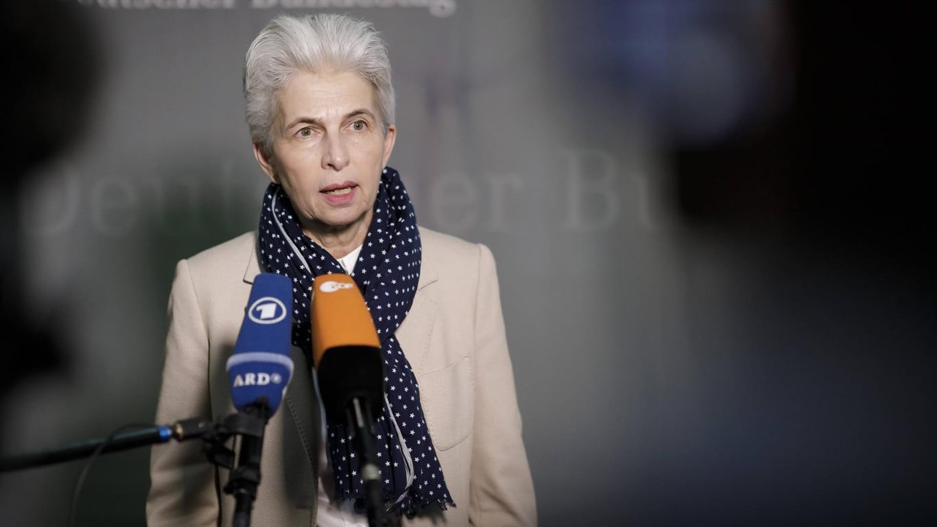 Berlin: Marie-Agnes Strack-Zimmermann gibt Journalisten ein Statement vor dem Beginn einer Sitzung des Verteidigungsausschusses.