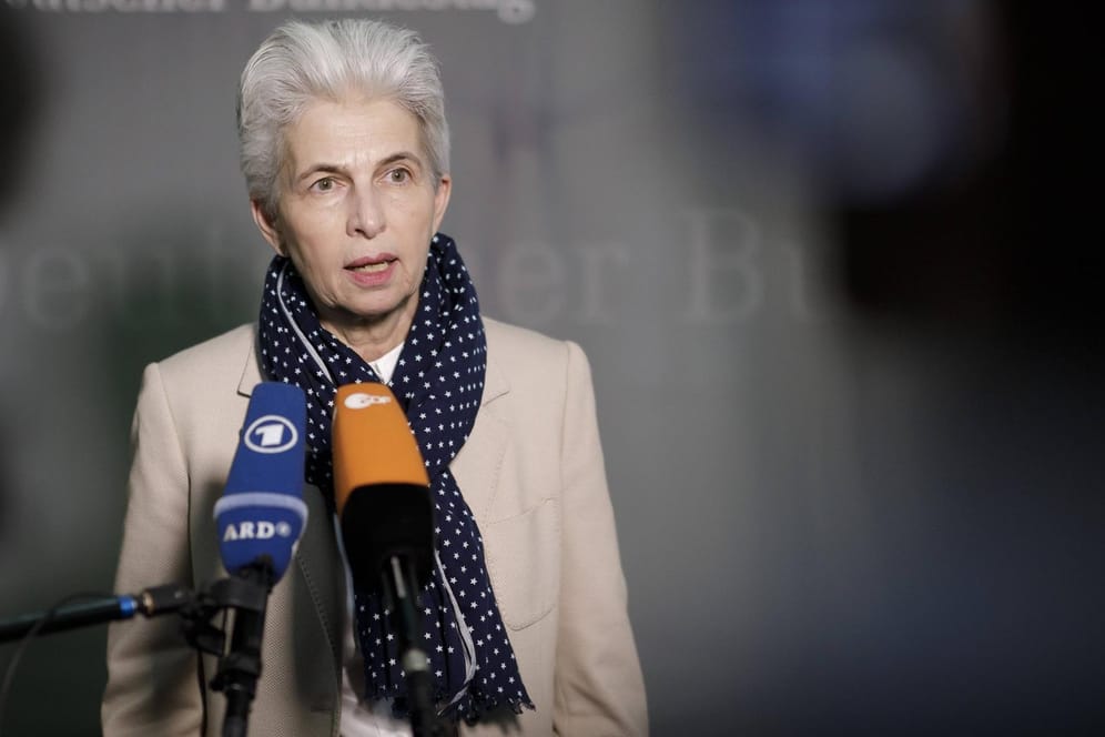 Berlin: Marie-Agnes Strack-Zimmermann gibt Journalisten ein Statement vor dem Beginn einer Sitzung des Verteidigungsausschusses.