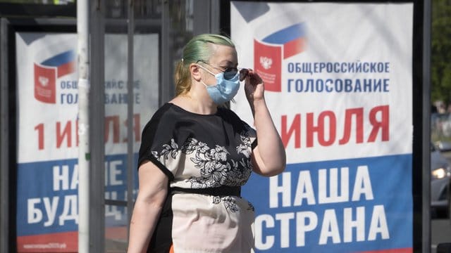 Auf einem Plakat in Sankt Petersburg steht: "Ganz Russland wählt am 1. Auf einem Plakat in Sankt Petersburg steht: "Ganz Russland wählt am 1.
