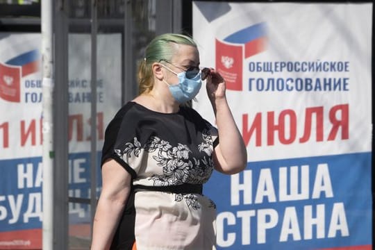 Auf einem Plakat in Sankt Petersburg steht: "Ganz Russland wählt am 1.